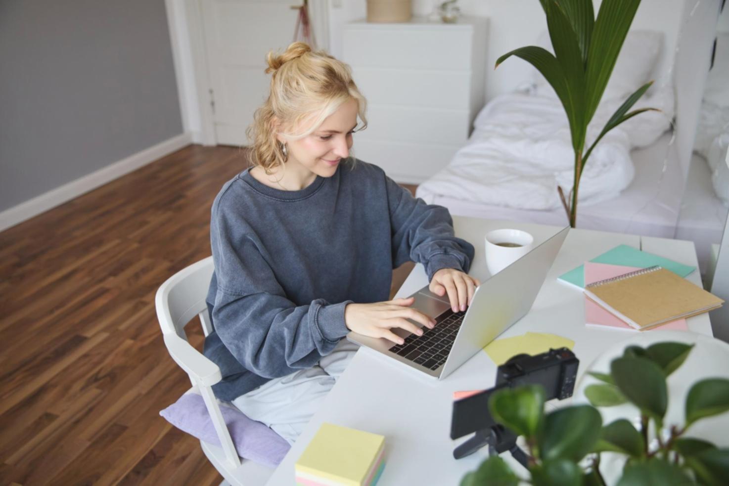 Estudiante trabajando con herramientas de automatización financiera
